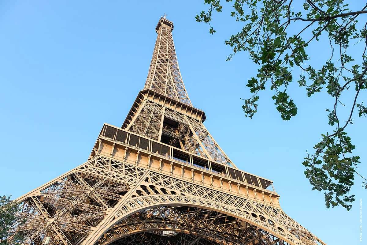 Eiffel Tower in need of full repairs Experts call repaint 'A Cosmetic