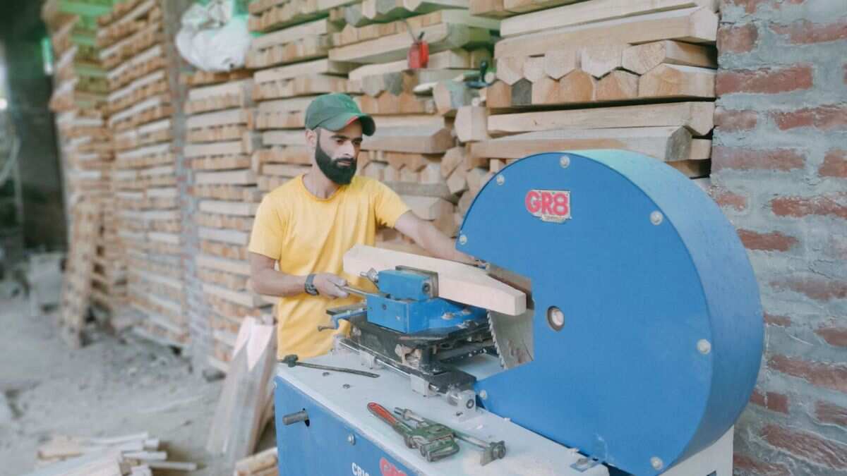 Kashmir Willow bat manufacturing