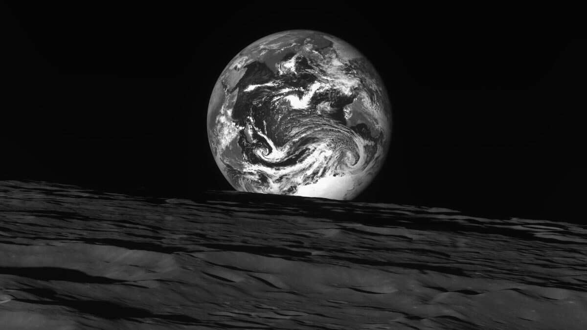 Photo taken by Danuri on December 24 at 344 km above the moon