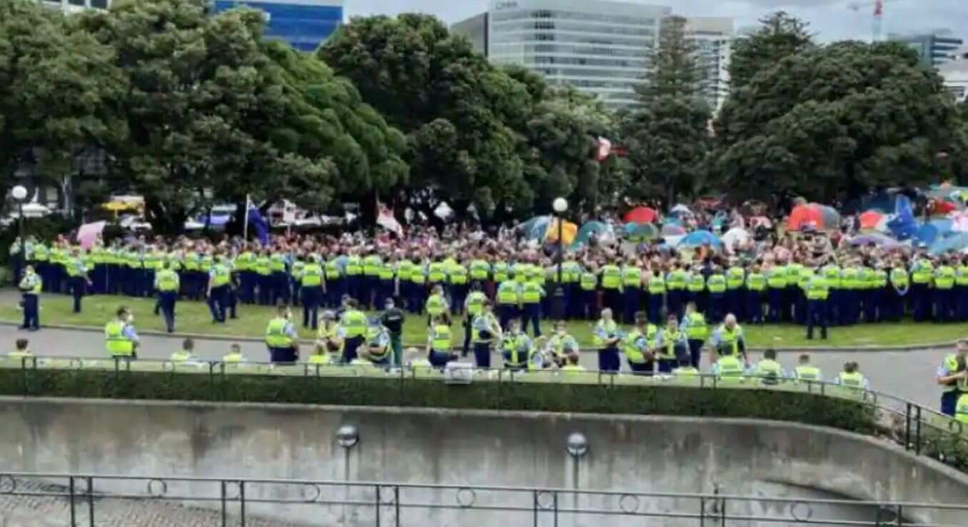 New Zealand police said that they will not forcibly clear anti-vaccination protesters as they did not want to provoke any sort of violence.