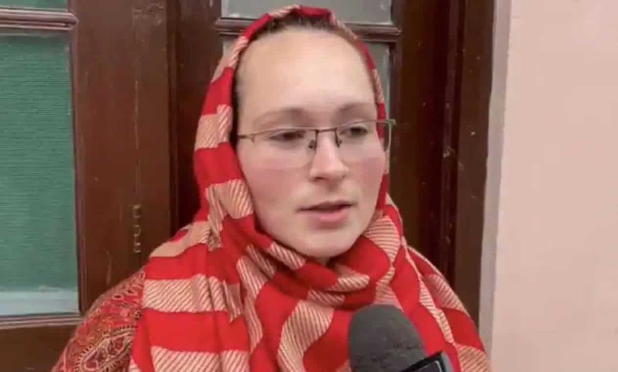 Ukrainian born Olesia Mazur is praying day and night for her parents and grandmother, who are stuck in Ukraine.