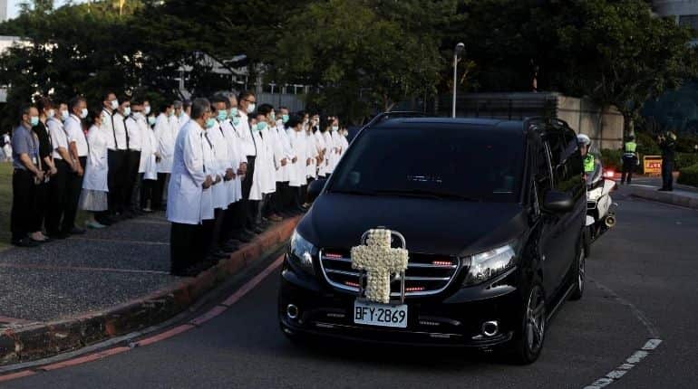 A hearse with former Taiwan President Lee Teng-hui's casket makes its way to a private cremation in Taipei, Taiwan