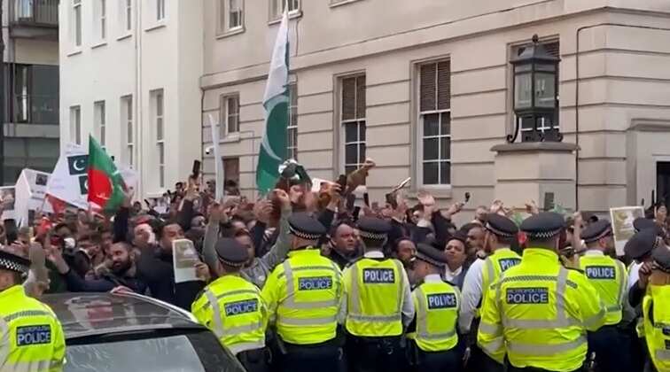 Supporters of Imran Khan and Nawaz Sharif clash and hurl abuses in London