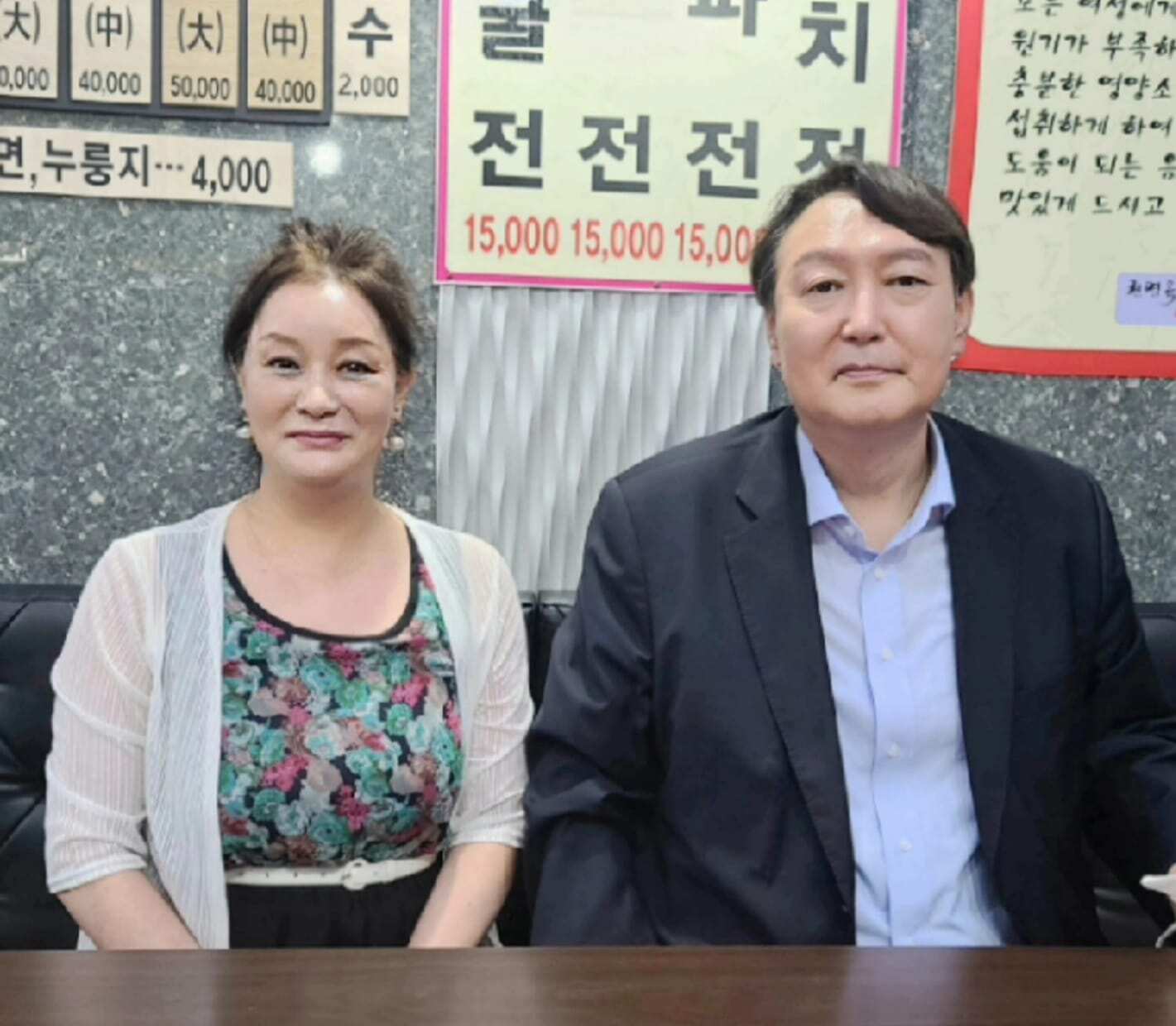 Chung photographed with South Korean President Yoon Suk Yeol, who will meet Indian Prime Minister Narendra Modi during the upcoming G20 summit.