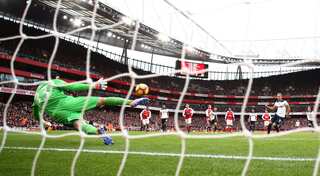 Kane penalty earns Tottenham 1-1 draw at Arsenal