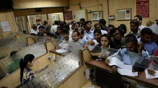India: Huge rush, serpentine queues seen at banks