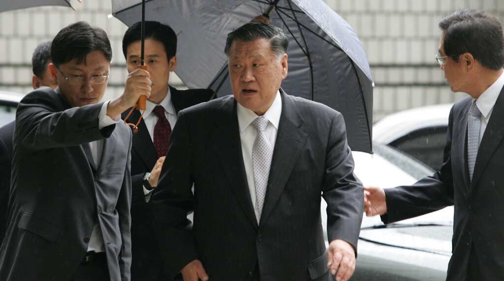 Samsung, Hyundai bosses quizzed in South Korea scandal probe