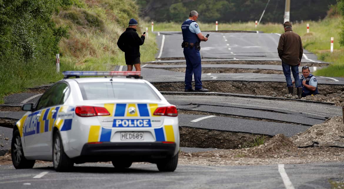 New Zealand begins evacuating tourists from quake-hit town