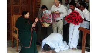 Indian politician Jayalalithaa remains on life support as scuffle breaks out