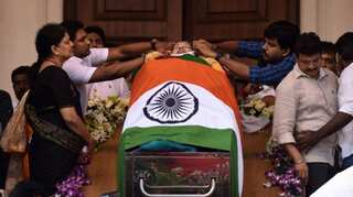 Sasikala stands beside Jayalalithaa's casket