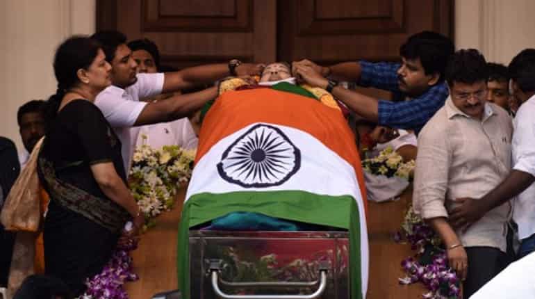 Sasikala stands beside Jayalalithaa's casket