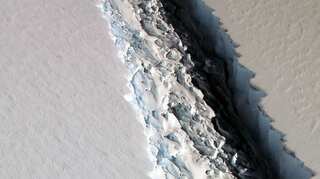 NASA spots 70-mile-long ice rift in Antartica