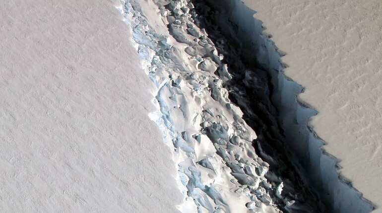 NASA spots 70-mile-long ice rift in Antartica