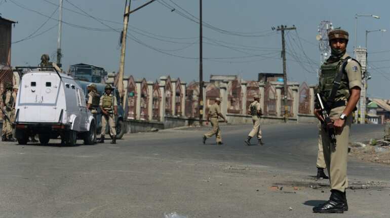 Suspected militants rob bank at gunpoint in Kashmir's Pulwama Suspected militants rob bank at gunpoint in Kashmir's Pulwama