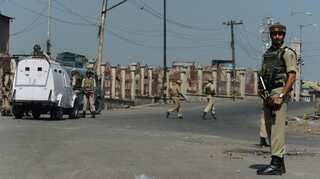 Suspected militants rob bank at gunpoint in Kashmir's Pulwama