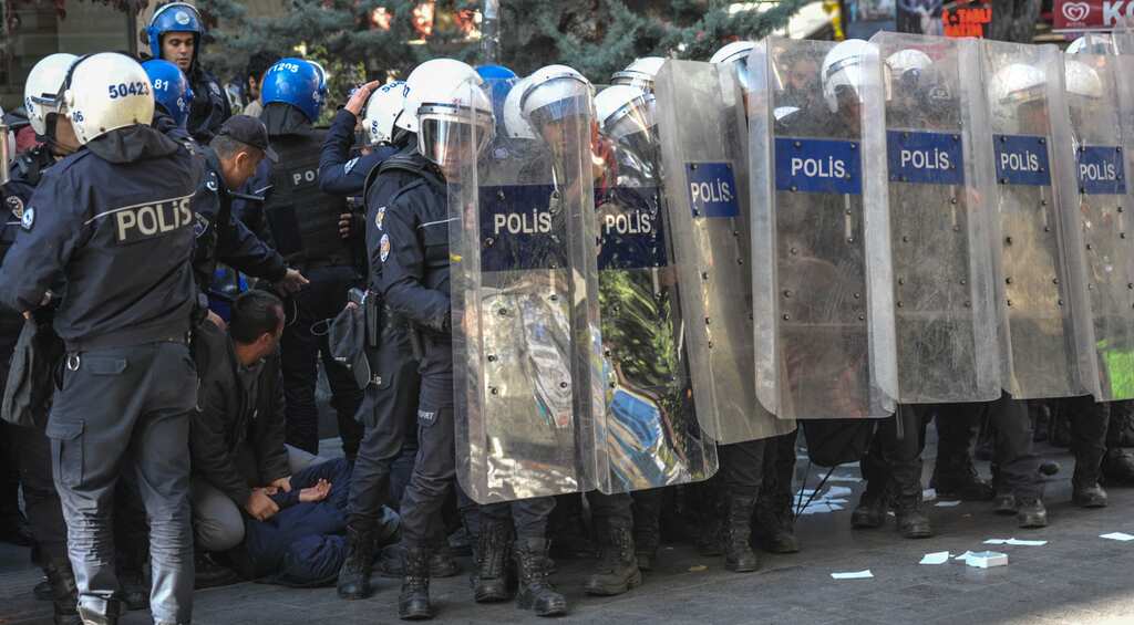 200 pro-Kurdish Peoples` Democratic Party officials detained by Turkish police
