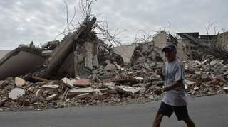 Ecuador quake, aftershocks leave one dead, serious damage