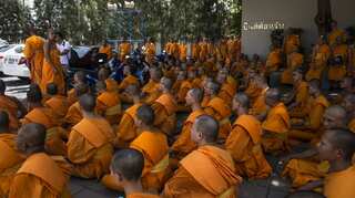 Thai police set to raid scandal-hit Buddhist temple