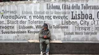 Lockers lighten load for Lisbon's homeless