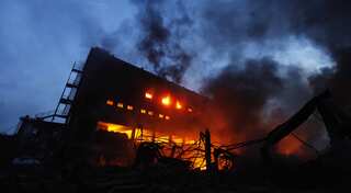 India: 17 hours after it started, Kolkata fire continues to rage