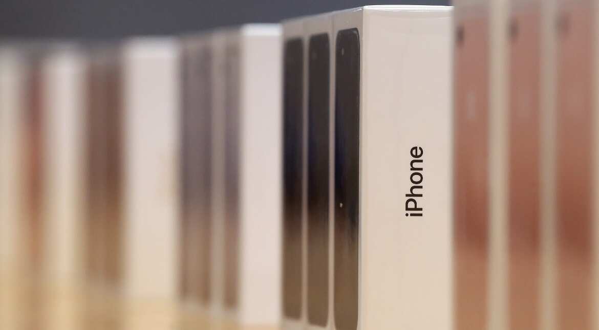 Apple cuts CEO's pay as iPhone sales drop first time Apple cuts CEO's pay as iPhone sales drop first time