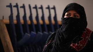 Afghanistan: Women take up arms against IS