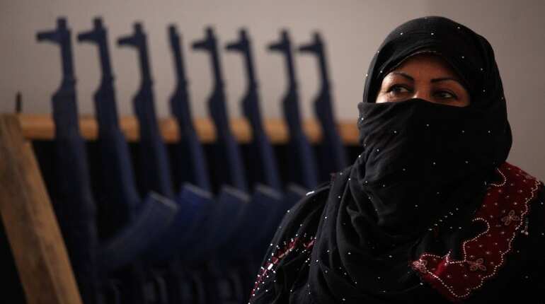 Afghanistan: Women take up arms against IS