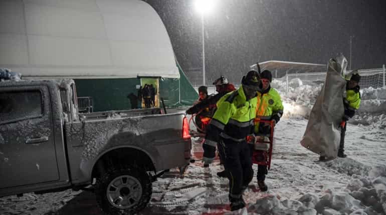 Italy earthquake: Several feared dead after avalanche strikes hotel Italy earthquake: Several feared dead after avalanche strikes hotel
