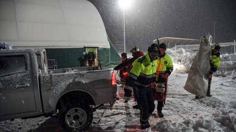 Italy earthquake: Several feared dead after avalanche strikes hotel