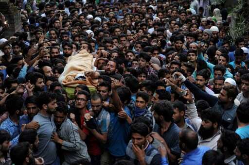 Three Indian soldiers receive gallantry award for killing Kashmiri militants Three Indian soldiers receive gallantry award for killing Kashmiri militants