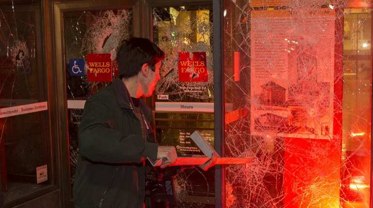 Violent protests erupt at Berkeley over Breitbart editor appearance