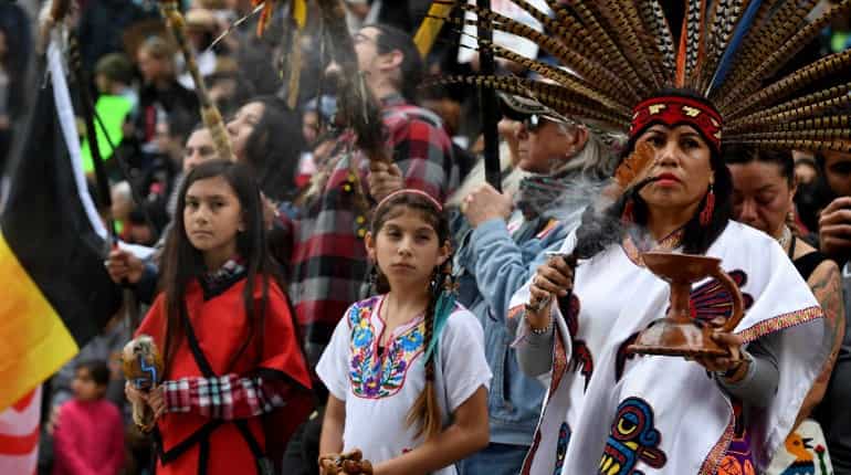 Dakota pipeline work resumes, US tribe heads to court Dakota pipeline work resumes, US tribe heads to court