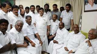 India: Suspense grows in Tamil Nadu as five more MPs join O Panneerselvam