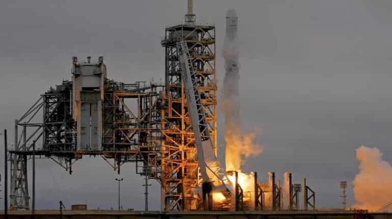 SpaceX launches rocket from historic NASA pad in Florida SpaceX launches rocket from historic NASA pad in Florida