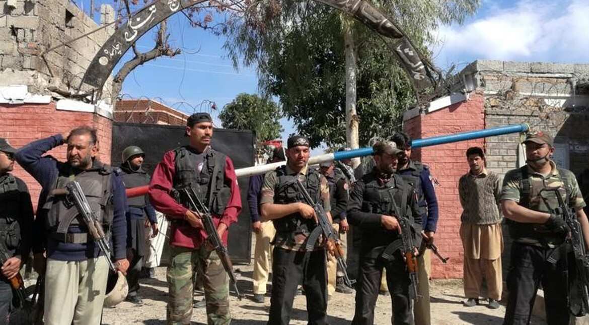 Suicide bombers hit court complex in Pakistan, 5 dead Suicide bombers hit court complex in Pakistan, 5 dead