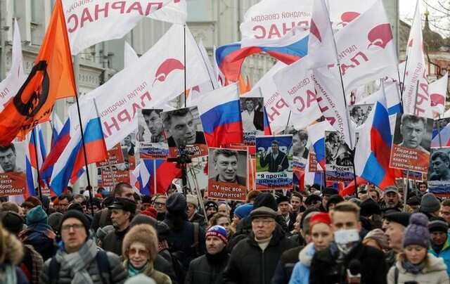 Russians throng central Moscow to remember Putin-critic Nemtsov's murder Russians throng central Moscow to remember Putin-critic Nemtsov's murder