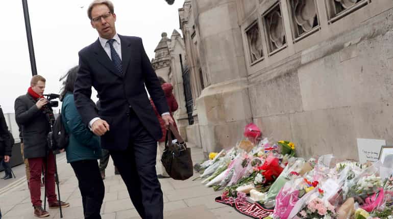 Britain: Queen honours MP who tried to save policeman during Parliament attack