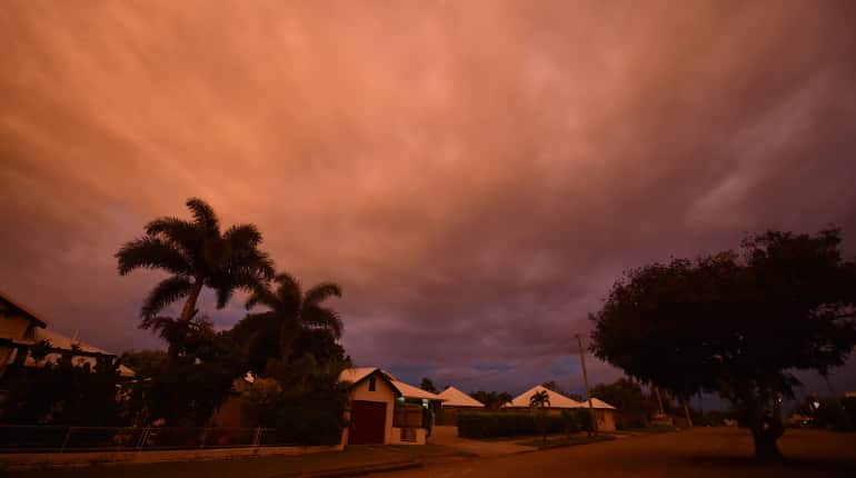 Thousands take shelter as Cyclone Debbie lashes Australian coastal resorts Thousands take shelter as Cyclone Debbie lashes Australian coastal resorts