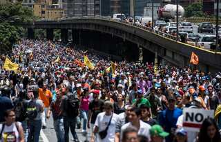 Venezuela top court retreats President Maduro's power extension bid