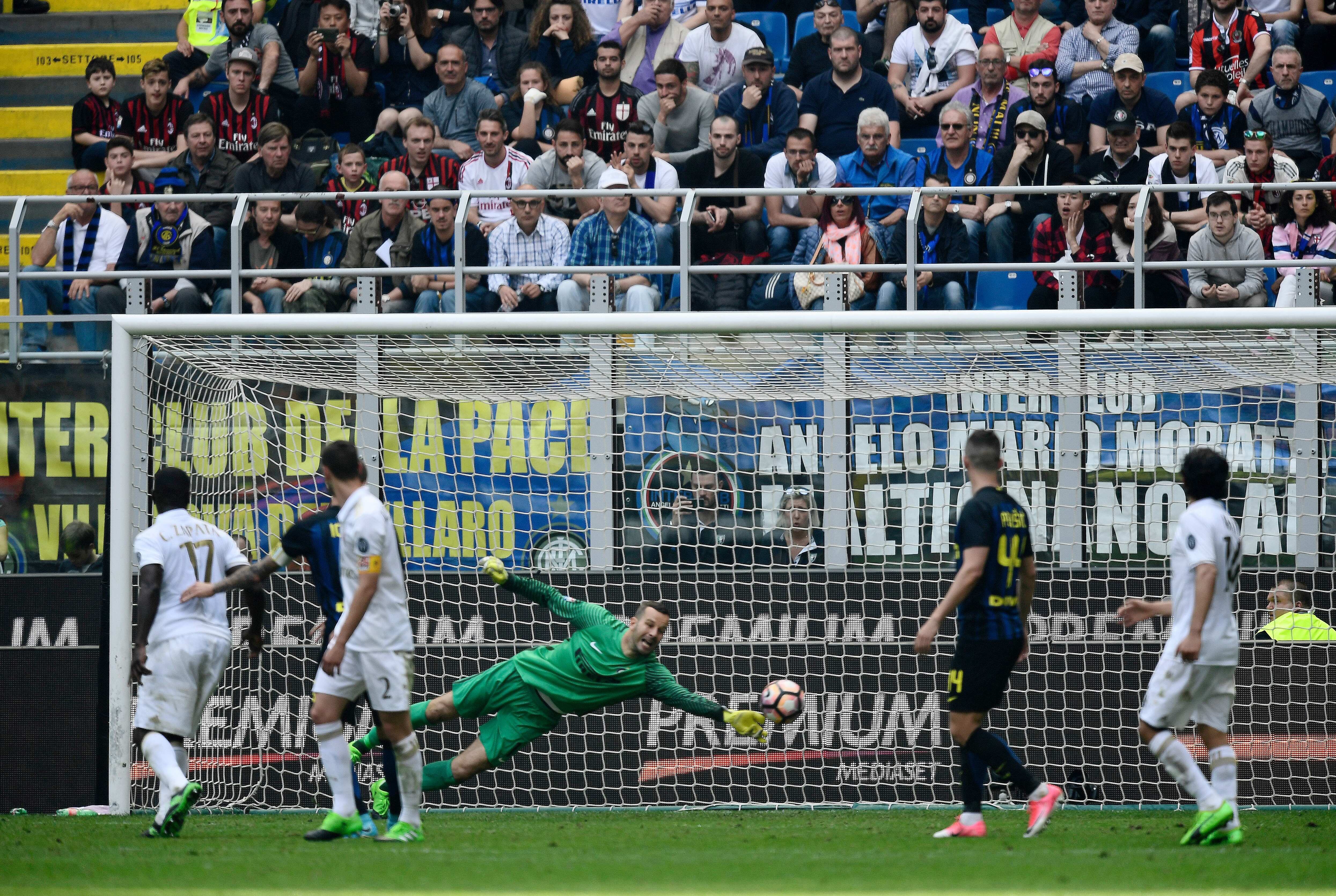 AC Milan snatch late draw with Inter in first 'Chinese' Derby di Milano AC Milan snatch late draw with Inter in first 'Chinese' Derby di Milano