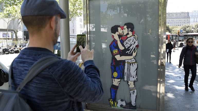 Messi, Ronaldo kissing graffiti causes stir in Barcelona Messi, Ronaldo kissing graffiti causes stir in Barcelona