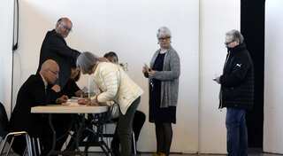 Choice between extremes as French vote nears climax