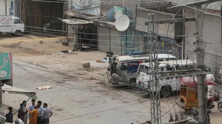 At least 10 in minibus killed by roadside bomb in Pakistan