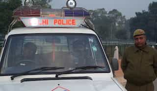 Delhi policemen shoot miscreant, then donate blood to save him