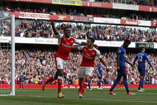 Arsenal beat Manchester United to keep top four hopes alive