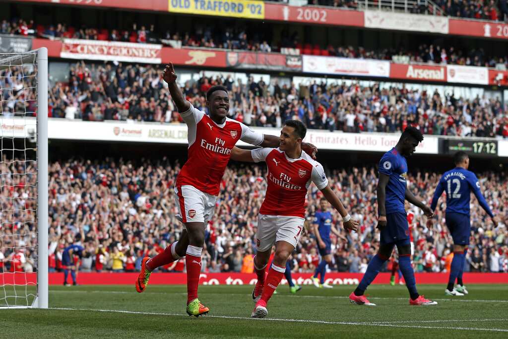 Arsenal beat Manchester United to keep top four hopes alive