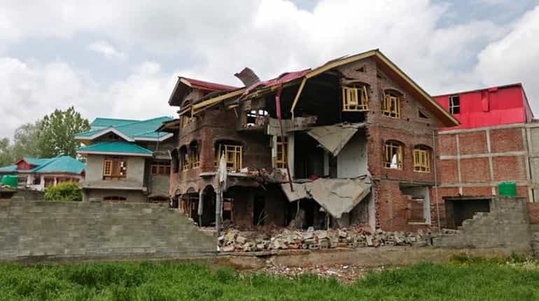 Pakistan violates ceasefire in J&K's Arnia