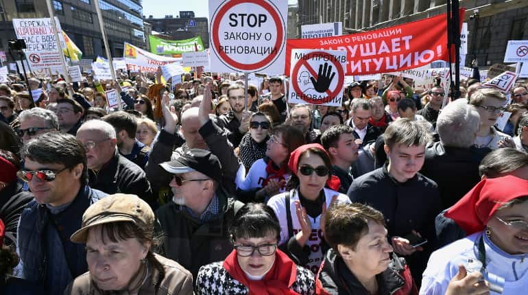 Thousands rally in Moscow against plan to demolish Soviet-era flats Thousands rally in Moscow against plan to demolish Soviet-era flats