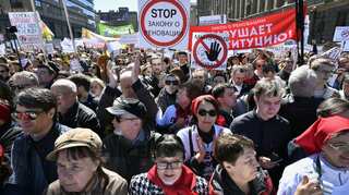 Thousands rally in Moscow against plan to demolish Soviet-era flats