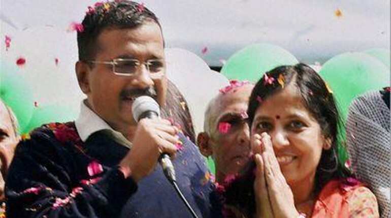 Kejriwal's wife, Kapil Mishra in Twitter war over corruption allegations Kejriwal's wife, Kapil Mishra in Twitter war over corruption allegations